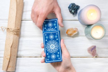 Falcı kartlarındaki tarot kartları beyaz ahşap masa arkasında. Gelecek okuma.