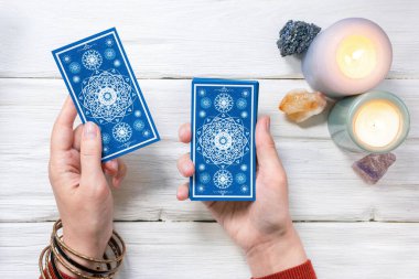 Falcı kartlarındaki tarot kartları beyaz ahşap masa arkasında. Gelecek okuma.