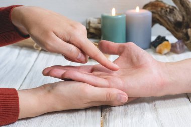 Falcı geleceği eliyle okuyor. El yazısı.