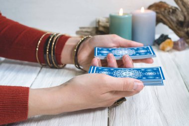 Falcı kartlarındaki tarot kartları beyaz ahşap masa arkasında. Gelecek okuma.