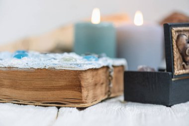 Beyaz tahta masa arkaplanı üzerine beyaz sihirli kitap.