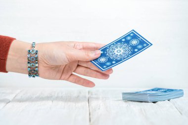 Falcı kartlarındaki tarot kartları beyaz ahşap masa arkasında. Gelecek okuma.