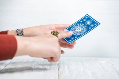 Falcı kartlarındaki tarot kartları beyaz ahşap masa arkasında. Gelecek okuma.