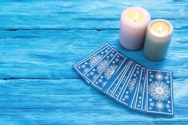 Mavi tarot kartları mavi ahşap masa zemininde.
