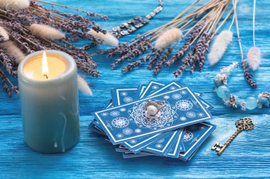 Mavi tarot kartları mavi ahşap masa zemininde.