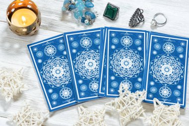 Tarot kartları beyaz ahşap masada..