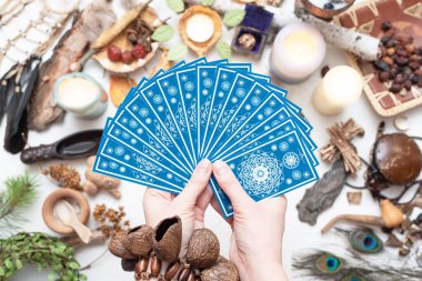 Falcıların elindeki tarot kartları kapanıyor. Gelecek okuma.