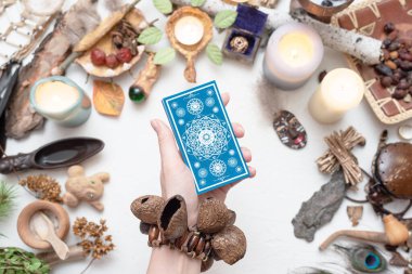 Falcıların elindeki tarot kartları kapanıyor. Gelecek okuma.