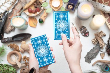 Falcıların elindeki tarot kartları kapanıyor. Gelecek okuma.