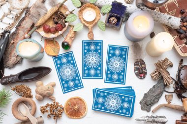 Tarot kartları beyaz masa arkasında. Gelecek okuma.