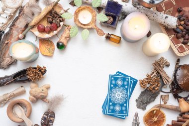 Tarot kartları beyaz masa arkasında. Gelecek okuma.
