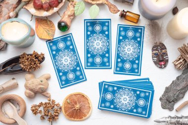 Tarot kartları beyaz masa arkasında. Gelecek okuma.