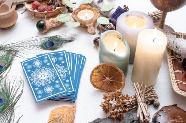 Tarot kartları beyaz masa arkasında. Gelecek okuma.