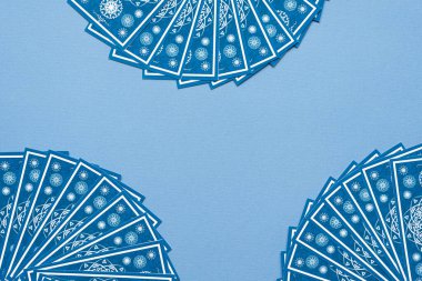 Mavi tarot kartları destesi mavi arkaplanda kopyalama alanı ile.