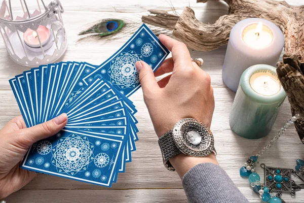 Falcı Kadın Beyaz Ahşap Masa Üzerinde Mavi Tarot Kartları — Stok fotoğraf