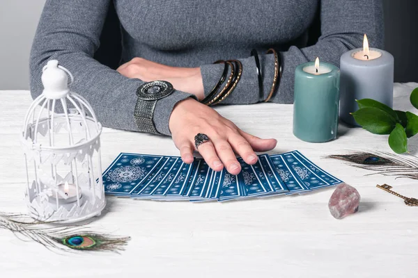 Wahrsagerin Liest Zukunft Nach Tarotkarten Konzept — Stockfoto