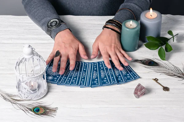 Adivino Lectura Futuro Por Concepto Cartas Del Tarot — Foto de Stock