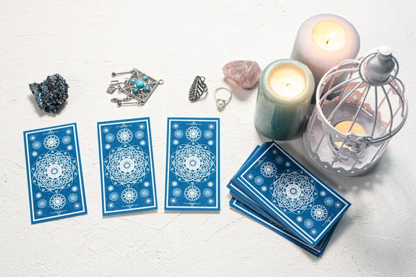 Blaue Tarot Karten Auf Weißem Stein Tischhintergrund — Stockfoto