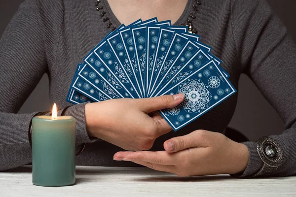 Kadınların Elindeki Tarot Kartlarından Oluşan Deste — Stok fotoğraf