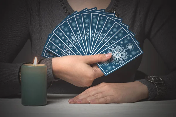 Falcıların Elinde Tarot Kartları Kehanet Gelecek Okuma — Stok fotoğraf