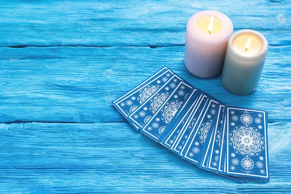 Mavi Tarot Kartları Mavi Ahşap Masa Zemininde — Stok fotoğraf
