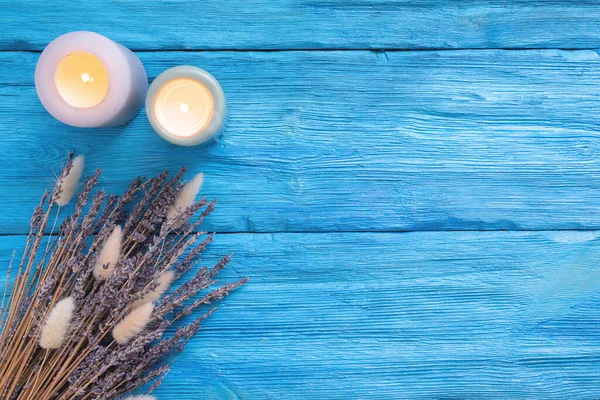 Kurumuş lavanta çiçekli büyücü masası ve iki yanan mum fotokopi alanı olan düz zemin.