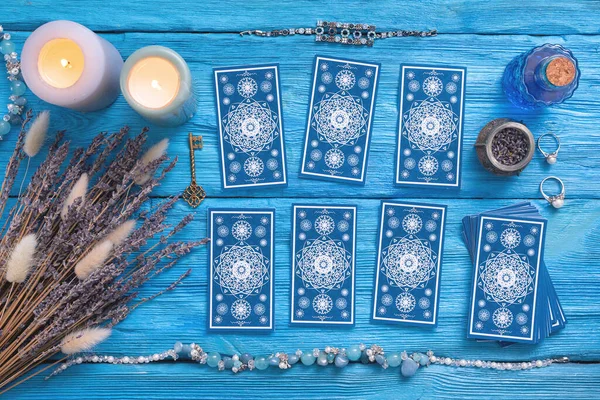 Mavi Tarot Kartları Mavi Ahşap Masa Üzerinde Düz Zemin — Stok fotoğraf