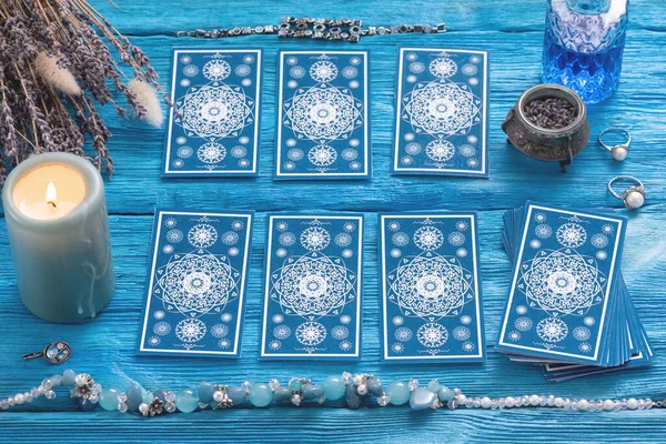 Mavi Tarot Kartları Mavi Ahşap Masa Zemininde — Stok fotoğraf