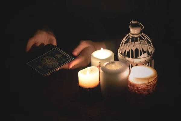 Contador Fortunas Lendo Futuro Por Cartas Tarô Luz Conceito Vela — Fotografia de Stock