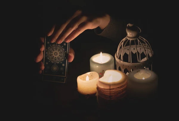 Contador Fortunas Lendo Futuro Por Cartas Tarô Luz Conceito Vela — Fotografia de Stock