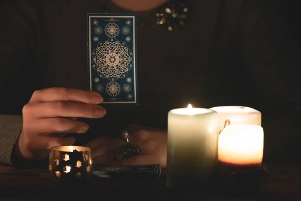 Cajero Fortuna Con Una Carta Del Tarot Concepto Mano — Foto de Stock