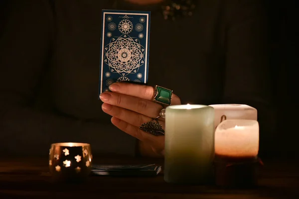 Fortune Teller Zobrazí Tarotovou Kartu Zblízka — Stock fotografie