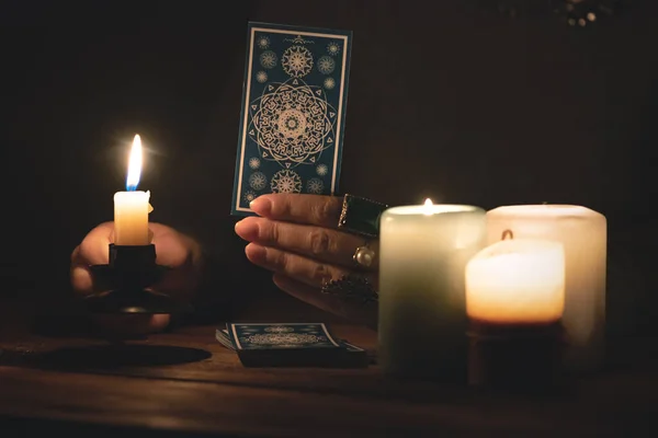 Теллер Fortune Читає Майбутнє Картками Таро Світлі Концепції Свічки — стокове фото