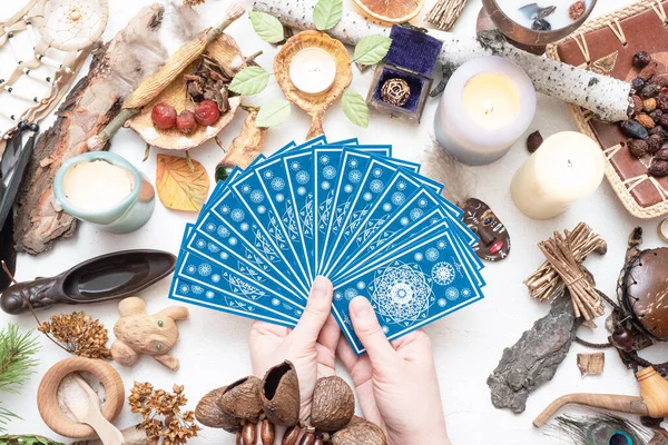 Falcıların elindeki tarot kartları kapanıyor. Gelecek okuma.