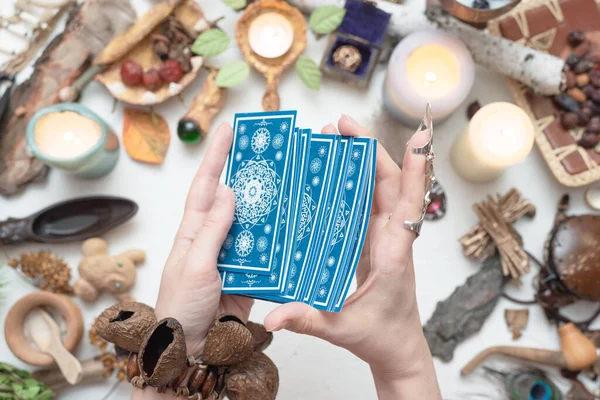 Falcıların Elindeki Tarot Kartları Kapanıyor Gelecek Okuma — Stok fotoğraf