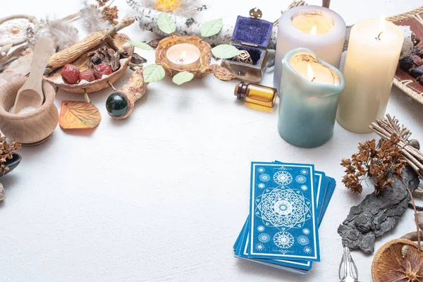 Tarot kartları beyaz masa arkasında. Gelecek okuma.