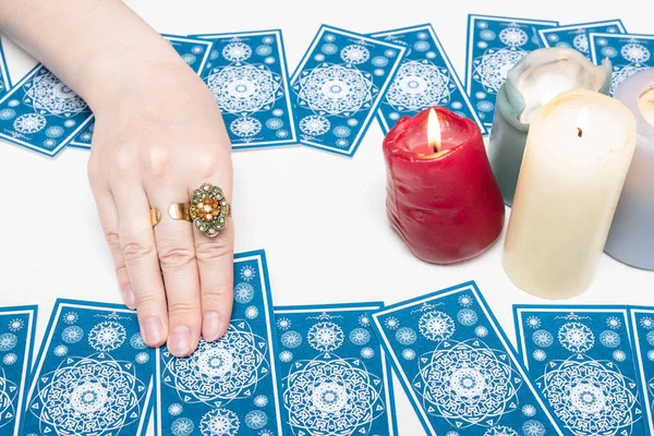 Falcı Beyaz Masa Arka Planında Tarot Kartlarında Geleceği Okuyor — Stok fotoğraf