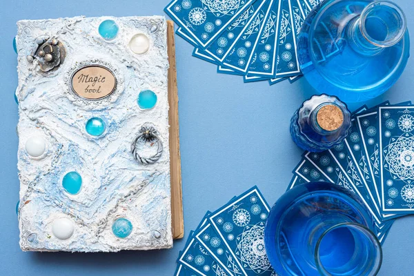 Blaues Tarot Kartendeck Weißes Zauberbuch Auf Blauem Wahrsagerhintergrund — Stockfoto