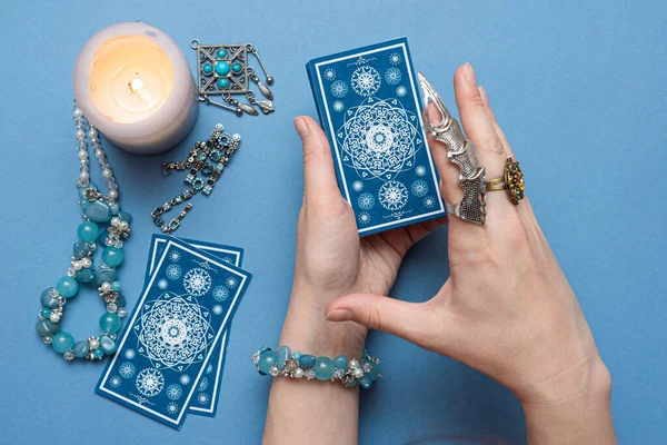 Fortune Teller Håller Tarot Kort Händerna — Stockfoto
