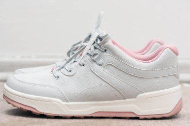 Yeni, modern bir spor ayakkabı. Arka planı kapatın..