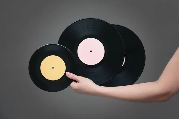 Disco Vinilo Retro Mano Femenina Sobre Fondo Gris — Foto de Stock