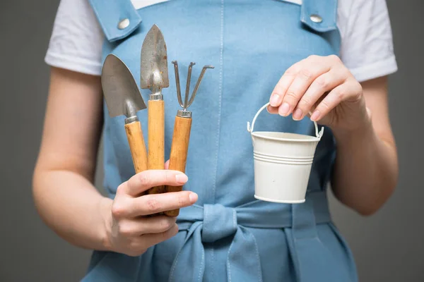 Een Tuinman Met Tuingereedschap Close — Stockfoto