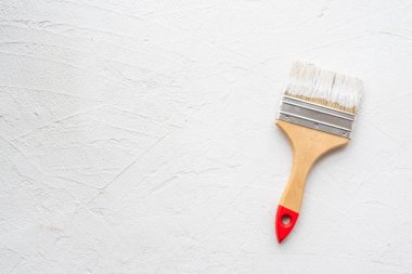 Beyaz zemin üzerinde fırça ve beyaz boya kopyalama alanı ile.