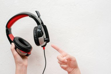 Kulaklıklar kadın ellerindeydi. Arka planda fotokopi alanı vardı. Bizimle irtibata geç..