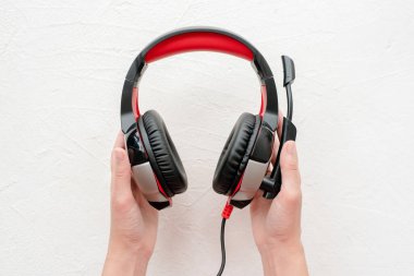 Kulaklıklar kadın ellerindeydi. Arka planda fotokopi alanı vardı. Bizimle irtibata geç..