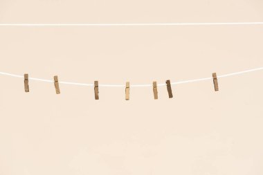 Boş bir çamaşır ipinde bir mandal. Çamaşır..