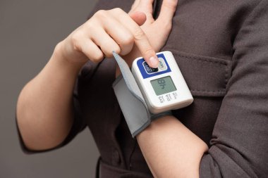 Kadın tonometre kullanıyor..