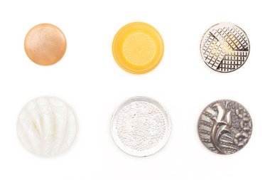 Beyaz arkaplanda izole edilmiş eski düğme koleksiyonu.