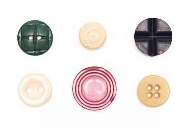 Beyaz arkaplanda izole edilmiş eski düğme koleksiyonu.