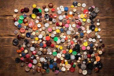 Ahşap düz masa üzerinde eski retro tuşları soyut arkaplan yatıyordu.